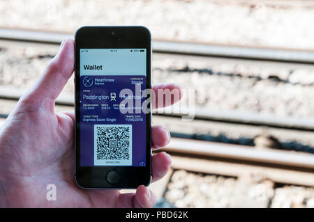 Wallet App auf dem iphone zeigen, QR-Code für Bahntickets auf Heathrow Express zwischen Paddington und Heathrow. Stockfoto