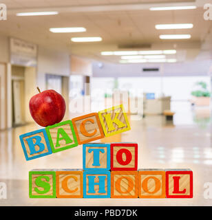 Zurück zu Schule in Holzblöcke mit Apple gegen Korridor geschrieben Stockfoto