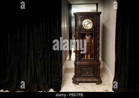 Eine alte Standuhr auf ein schickes Zimmer. Stockfoto