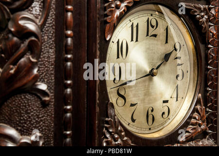 Eine alte Standuhr auf ein schickes Zimmer. Close Up. Stockfoto