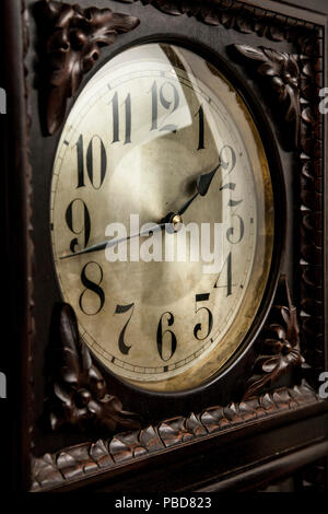 Eine alte Standuhr auf ein schickes Zimmer. Close Up. Stockfoto