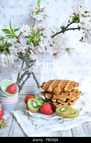 Leckeres Frühstück. Belgische Waffeln. Vegetarisches Essen. Sweet Home Backen. Obst, Stockfoto