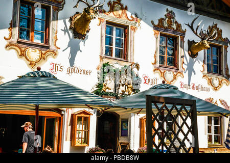 Außerhalb des Isi Goldener Engel Restaurant in Garmisch-Partenkirchen, Bayern, Deutschland Stockfoto