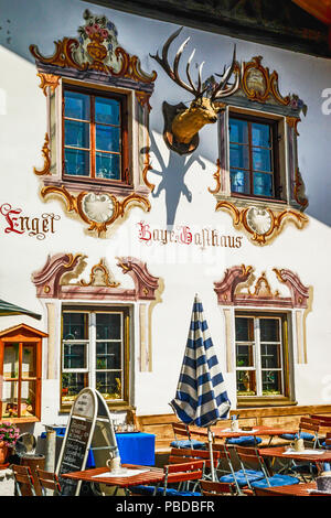 Außerhalb des Isi Goldener Engel Restaurant in Garmisch-Partenkirchen, Bayern, Deutschland Stockfoto