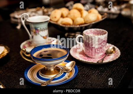 Elegante cooffe Schale auf einem dunklen Holztisch. fancy Nachmittag cooffe Konzept. Stockfoto