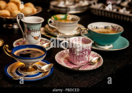 Elegante cooffe Schale auf einem dunklen Holztisch. fancy Nachmittag cooffe Konzept. Stockfoto