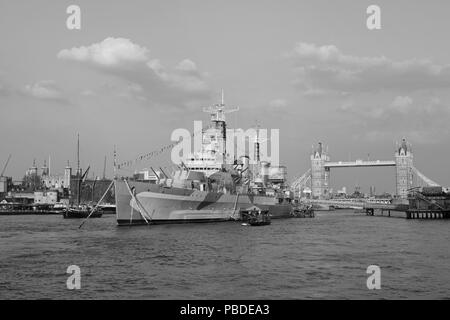 Die Sailing Barge, Wasserstoff, HMS Belfast, Tower of London und die Tower Bridge, die Themse in London. Stockfoto