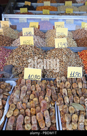 Getrocknete Feigen und verschiedene Nüsse bei Farmers Market Stockfoto