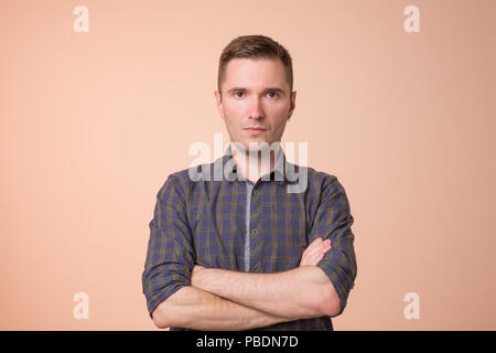 Schwere Reifen im mittleren Alter Mann in die Kamera schaut Stockfoto