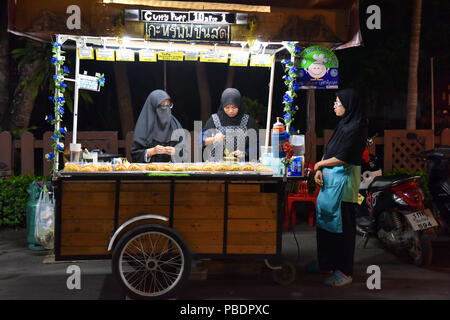Muslimische Thailändische Frauen mit einem Essen in Pai, Nordthailand Abschaltdruck Stockfoto