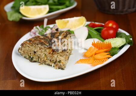 Sardellen mit Reis - Pilav Hamsili Stockfoto