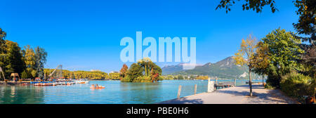 Panoramablick auf den See von Annecy und Park mit Böschung. Haute Savoie, Annecy, Frankreich Stockfoto