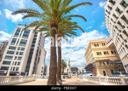 Street View mit Denkmal des Großen Krieges in Gibraltar. Europa Stockfoto