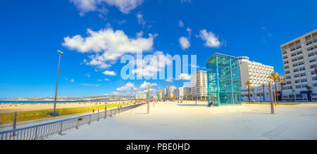 Moderne marokkanische Architektur mit Blick auf Deich und Strand in Tanger. Marokko. Nordafrika Stockfoto