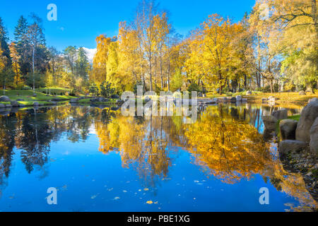 Schöne Landschaft mit Japanischen Garten der Steine und der Teich in Kadriorg Park an den goldenen Herbst. Tallinn, Estland Stockfoto
