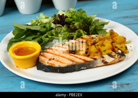 Lecker gegrilltes Lachssteak mit gemischten bunten Gemüse Stockfoto