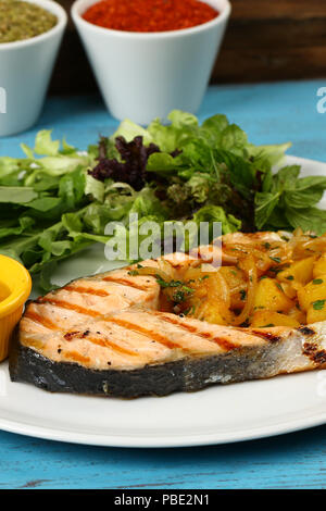 Lecker gegrilltes Lachssteak mit gemischten bunten Gemüse Stockfoto