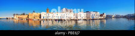 Panoramablick auf Meer mit kasbah Wand und malerischen Häusern im alten Hafen bei Sonnenuntergang. Bizerta, Tunesien, Nordafrika Stockfoto