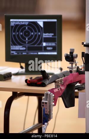 Luftgewehr und 10 m Target Monitor auf Sport Wettbewerb Stockfoto