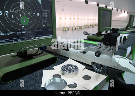 Luftgewehr und 10 m Target Monitor auf Sport Wettbewerb Stockfoto