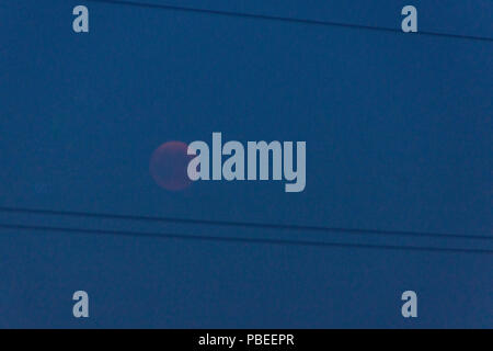 Gettorf, Deutschland. 27. Juli, 2018. Das Blut Mond und Planeten Mars in einem Bauernhaus in Tüttendorf © Björn Deutschmann/Alamy leben Nachrichten Stockfoto