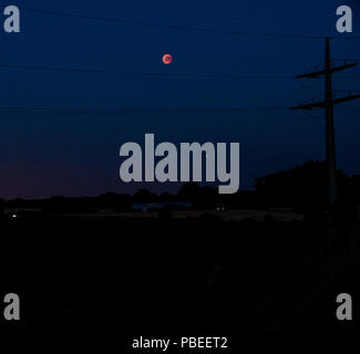 Gettorf, Deutschland. 27. Juli, 2018. Das Blut Mond und Planeten Mars in einem Bauernhaus in Tüttendorf © Björn Deutschmann/Alamy leben Nachrichten Stockfoto