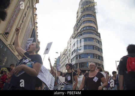 Madrid, Spanien. 27. Juli, 2018. Feministische Frauen gesehen protestieren auf der Gran Via in Madrid. Feministinnen Protest gegen einen Satz zu Juana Rivas von zweieinhalb Jahren für den Diebstahl ihrer beiden Kinder. Der Fall stammt aus dem Mai 2016. Credit: Lito Lizana/SOPA Images/ZUMA Draht/Alamy leben Nachrichten Stockfoto