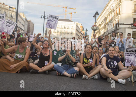 Madrid, Spanien. 27. Juli, 2018. Frauen gesehen sitzt in der Mitte der Straße während der Demonstration. Feministinnen Protest gegen einen Satz zu Juana Rivas von zweieinhalb Jahren für den Diebstahl ihrer beiden Kinder. Der Fall stammt aus dem Mai 2016. Credit: Lito Lizana/SOPA Images/ZUMA Draht/Alamy leben Nachrichten Stockfoto