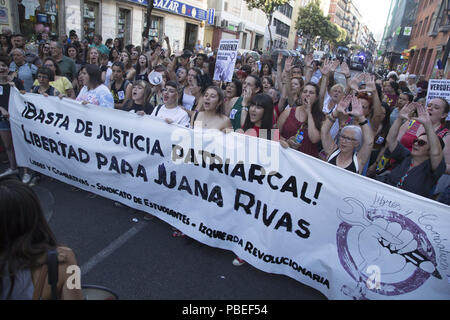 Madrid, Spanien. 27. Juli, 2018. Feministische Frauen gesehen, die eine riesige Fahne während der Demonstration. Feministinnen Protest gegen einen Satz zu Juana Rivas von zweieinhalb Jahren für den Diebstahl ihrer beiden Kinder. Der Fall stammt aus dem Mai 2016. Credit: Lito Lizana/SOPA Images/ZUMA Draht/Alamy leben Nachrichten Stockfoto