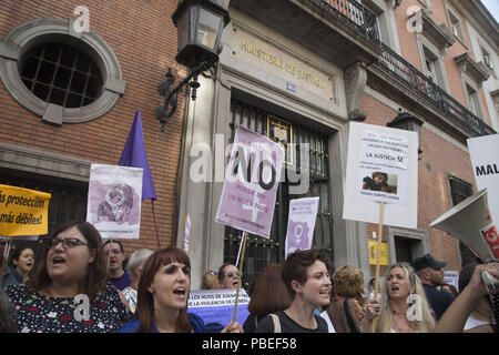 Madrid, Spanien. 27. Juli, 2018. Feministinnen an der Tür des Ministeriums der Justiz demonstrieren. Feministinnen Protest gegen einen Satz zu Juana Rivas von zweieinhalb Jahren für den Diebstahl ihrer beiden Kinder. Der Fall stammt aus dem Mai 2016. Credit: Lito Lizana/SOPA Images/ZUMA Draht/Alamy leben Nachrichten Stockfoto