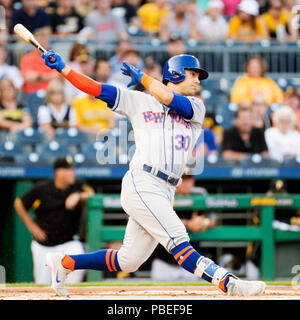 Pittsburgh, USA. 27. Juli, 2018. New York Mets linken Feldspieler Michael Conforto (30) schlägt einen 3 run Home Run im ersten Inning gegen die Pittsburgh Pirates in ihr Spiel in Pittsburgh, USA. Brent Clark/CSM/Alamy leben Nachrichten Stockfoto