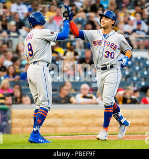 Pittsburgh, USA. 27. Juli, 2018. New York Mets linken Feldspieler Michael Conforto (30) feiert seinen home run gegen die Piraten mit New York Mets Mittelfeldspieler Brandon Nimmo (9) in ihr Spiel in Pittsburgh, USA. Brent Clark/CSM/Alamy leben Nachrichten Stockfoto