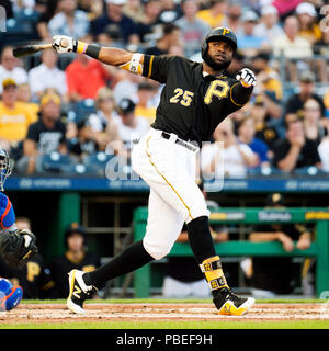 Pittsburgh, USA. 27. Juli, 2018. Pittsburgh Pirates rechter Feldspieler Gregory Polanco (25) in Kontakt mit dem Ball gegen die New York Mets in ihr Spiel in Pittsburgh, USA. Brent Clark/CSM/Alamy leben Nachrichten Stockfoto