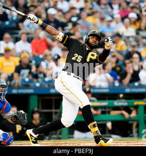 Pittsburgh, USA. 27. Juli, 2018. Pittsburgh Pirates rechter Feldspieler Gregory Polanco (25) in Kontakt mit dem Ball gegen die New York Mets in ihr Spiel in Pittsburgh, USA. Brent Clark/CSM/Alamy leben Nachrichten Stockfoto