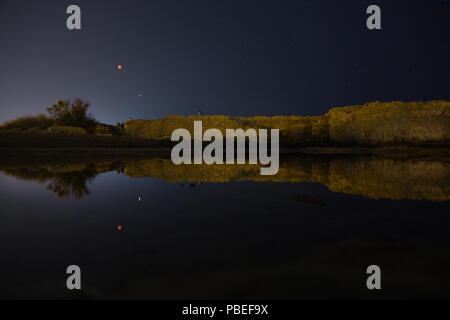 Palma de Mallorca, Spanien, 27.Juli, 2018. Die vollständige Mondfinsternis können am Strand von Palma de Mallorca, Spanien gesehen werden. Credit: gergő Lázár/Alamy leben Nachrichten Stockfoto