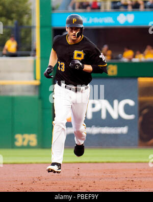 Pittsburgh, USA. 27. Juli, 2018. Pittsburgh Pirates dritter Basisspieler David Freese (23) runden die Grundlagen, nachdem er einen home run gegen die New York Mets in ihr Spiel in Pittsburgh, USA. Brent Clark/CSM/Alamy leben Nachrichten Stockfoto