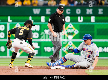 Pittsburgh, USA. 27. Juli, 2018. New York Mets Mittelfeldspieler Brandon Nimmo (9) rutscht in die zweite Basis schlagen Pittsburgh Pirates zweiter Basisspieler Josh Harrison (5) an den Beutel in ihrem Spiel in Pittsburgh, USA. Brent Clark/CSM/Alamy leben Nachrichten Stockfoto