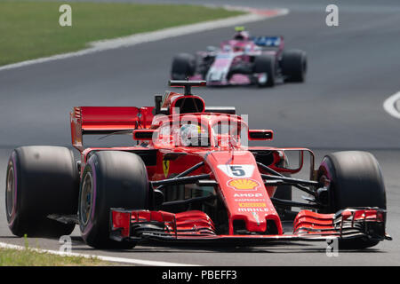 Mogyorod, Ungarn. 27. Juli, 2018. Ferrari's Deutsche Fahrer Sebastian Vettel lenkt sein Auto im ersten freien Training der Ungarischen Biol 1a1 Grand Prix am Hungaroring in Mogyorod, Ungarn am 27. Juli 2018. Credit: Attila Volgyi/Xinhua/Alamy leben Nachrichten Stockfoto