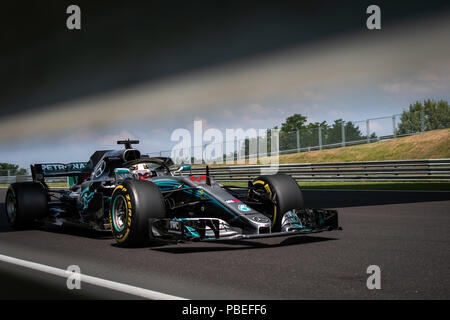 Mogyorod, Ungarn. 27. Juli, 2018. Mercedes' Brite Lewis Hamilton lenkt sein Auto im ersten freien Training der Ungarischen Biol 1a1 Grand Prix am Hungaroring in Mogyorod, Ungarn am 27. Juli 2018. Credit: Jure Makovec/Xinhua/Alamy leben Nachrichten Stockfoto