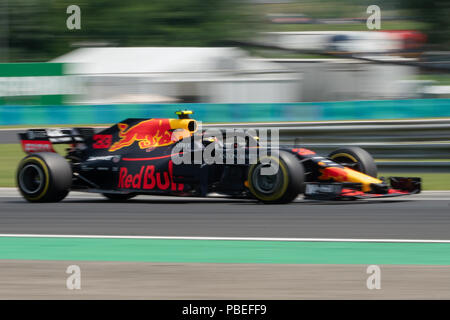 Mogyorod, Ungarn. 27. Juli, 2018. Red Bull Racing niederländische Fahrer Max Verstappen lenkt sein Auto im ersten freien Training der Ungarischen Biol 1a1 Grand Prix am Hungaroring in Mogyorod, Ungarn am 27. Juli 2018. Credit: Attila Volgyi/Xinhua/Alamy leben Nachrichten Stockfoto