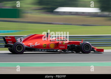 Mogyorod, Ungarn. 27. Juli, 2018. Ferrari's Deutsche Fahrer Sebastian Vettel lenkt sein Auto im ersten freien Training der Ungarischen Biol 1a1 Grand Prix am Hungaroring in Mogyorod, Ungarn am 27. Juli 2018. Credit: Attila Volgyi/Xinhua/Alamy leben Nachrichten Stockfoto