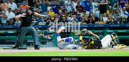 Pittsburgh, USA. 27. Juli, 2018. New York Mets linken Feldspieler Michael Conforto (30) in ihrem Spiel in Pittsburgh, USA schlägt Pittsburgh Pirates catcher Elias Diaz (32) zu Hause. Brent Clark/CSM/Alamy leben Nachrichten Stockfoto
