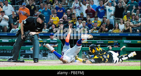Pittsburgh, USA. 27. Juli, 2018. New York Mets linken Feldspieler Michael Conforto (30) in ihrem Spiel in Pittsburgh, USA schlägt Pittsburgh Pirates catcher Elias Diaz (32) zu Hause. Brent Clark/CSM/Alamy leben Nachrichten Stockfoto