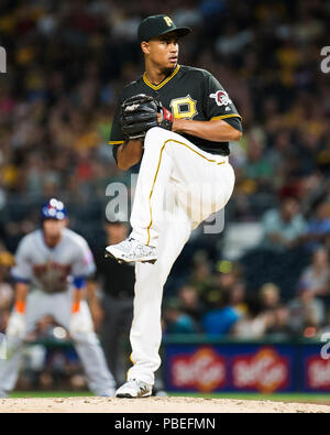 Pittsburgh, USA. 27. Juli, 2018. Pittsburgh Pirates Entlastung Krug Edgar Santana (37) Plätze gegen die New York Mets in ihr Spiel in Pittsburgh, USA. Brent Clark/CSM/Alamy leben Nachrichten Stockfoto
