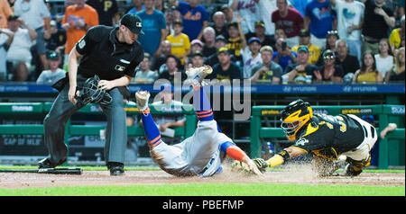 Pittsburgh, USA. 27. Juli, 2018. New York Mets linken Feldspieler Michael Conforto (30) in ihrem Spiel in Pittsburgh, USA schlägt Pittsburgh Pirates catcher Elias Diaz (32) zu Hause. Brent Clark/CSM/Alamy leben Nachrichten Stockfoto