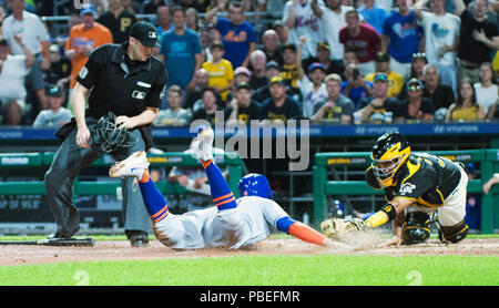 Pittsburgh, USA. 27. Juli, 2018. New York Mets linken Feldspieler Michael Conforto (30) in ihrem Spiel in Pittsburgh, USA schlägt Pittsburgh Pirates catcher Elias Diaz (32) zu Hause. Brent Clark/CSM/Alamy leben Nachrichten Stockfoto