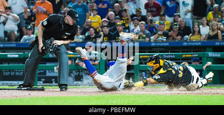 Pittsburgh, USA. 27. Juli, 2018. New York Mets linken Feldspieler Michael Conforto (30) in ihrem Spiel in Pittsburgh, USA schlägt Pittsburgh Pirates catcher Elias Diaz (32) zu Hause. Brent Clark/CSM/Alamy leben Nachrichten Stockfoto