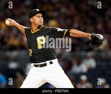 Pittsburgh, USA. 27. Juli, 2018. Pittsburgh Pirates Entlastung Krug Edgar Santana (37) Plätze gegen die New York Mets in ihr Spiel in Pittsburgh, USA. Brent Clark/CSM/Alamy leben Nachrichten Stockfoto