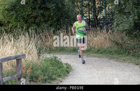 Berlin, Deutschland. 27. Juli, 2018. Stephan Schillhaneck-Benke Züge bei den sommerlichen Temperaturen für den Berlin Marathon. Stephan Schillhaneck-Benke läuft mit großen Schritten durch den Vergnügungspark in Berlin-Marienfelde. Credit: Paul Zinken/dpa/Alamy leben Nachrichten Stockfoto