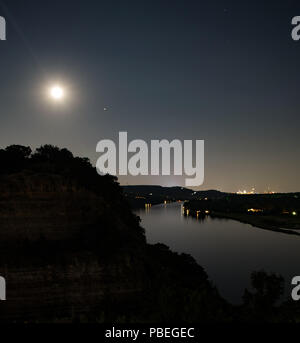 Texas, USA. 27. Juli 2018. Das Blut Mond scheint hell mit Schattierungen von rot und orange Neben dem Planeten Mars über die Skyline von Austin, Texas am Abend des Freitag, 27.Juli. Credit: Eva Hawker/Alamy leben Nachrichten Stockfoto